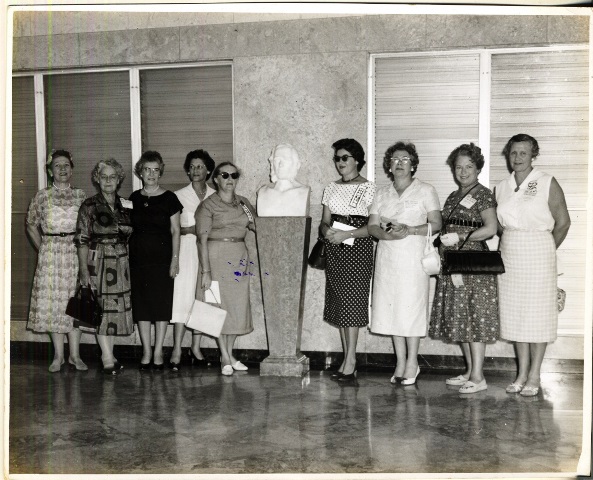 Foto de Delegación de ASTA junto al busto de Antonio Bachiller y Morales, octubre de 1959. Fondos BNCJM    